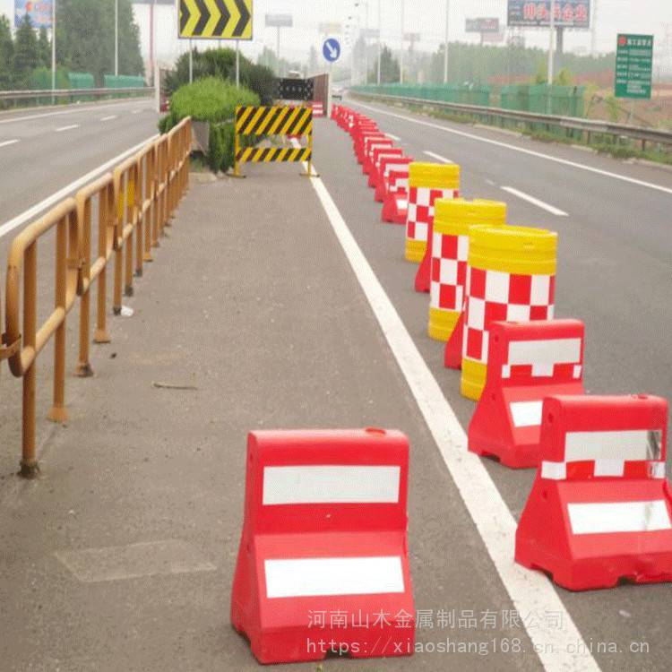 河南山木生產(chǎn)水馬圍擋護欄 公路臨時交通隔離管制設施 注水塑料圍擋